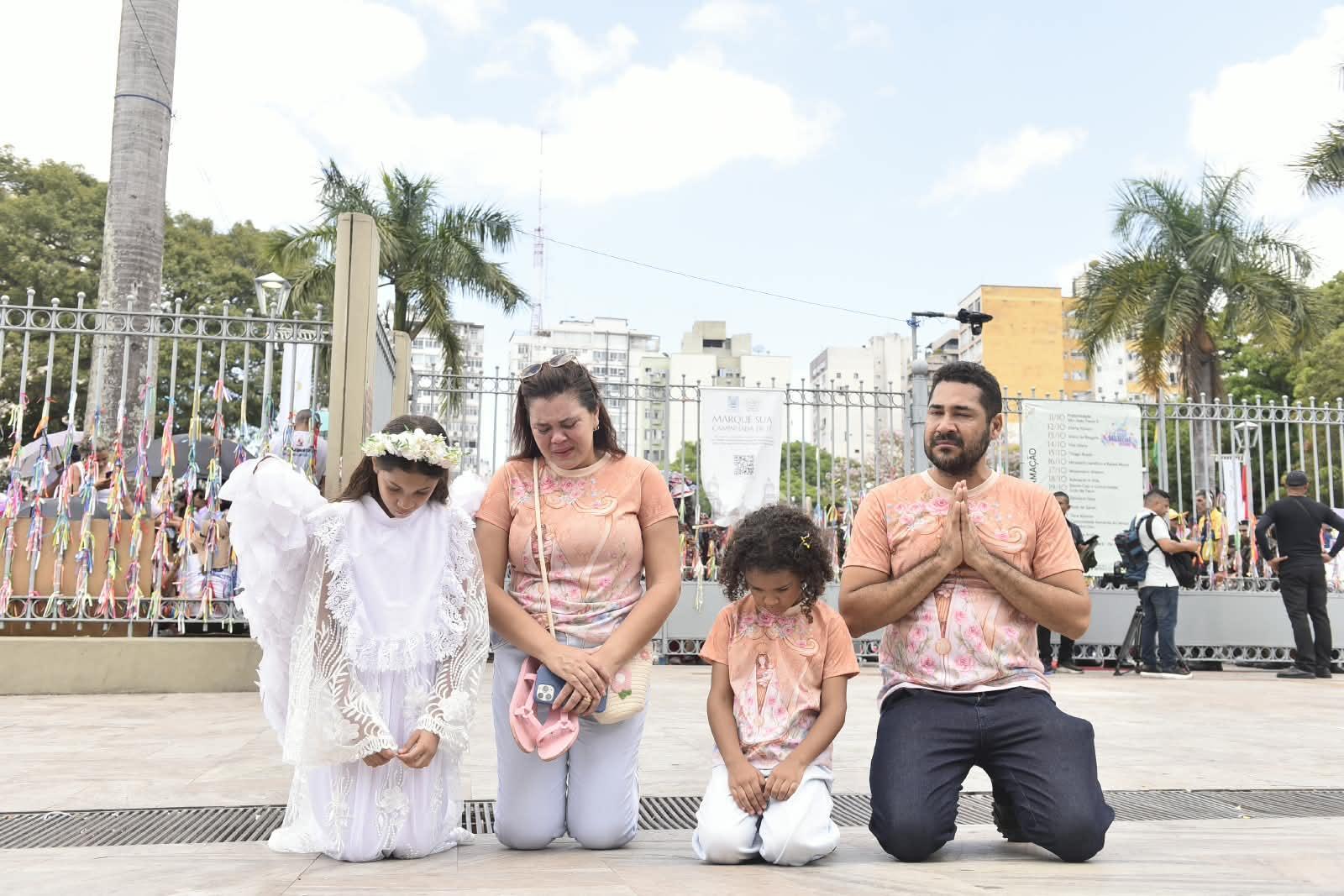 Saturnino Neto, 38 anos, administrador;  Nilza Amorim, 40 anos, administradora;  Cris Belly Cordeiro, 10 anos - vestida de anjo; Isabelle Cordeiro, irmã, 6 anos.